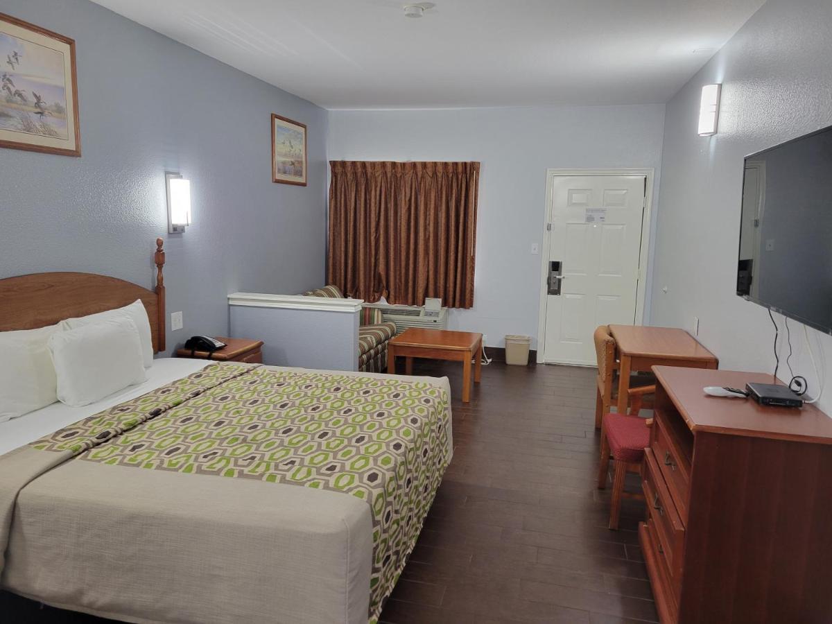 Scottish Inn & Suites Hankamer Luaran gambar