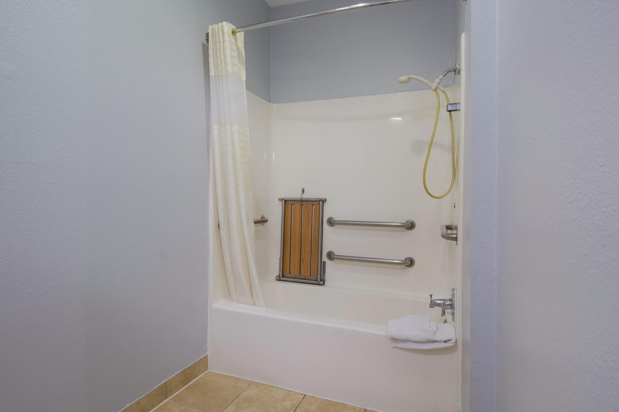 Scottish Inn & Suites Hankamer Luaran gambar