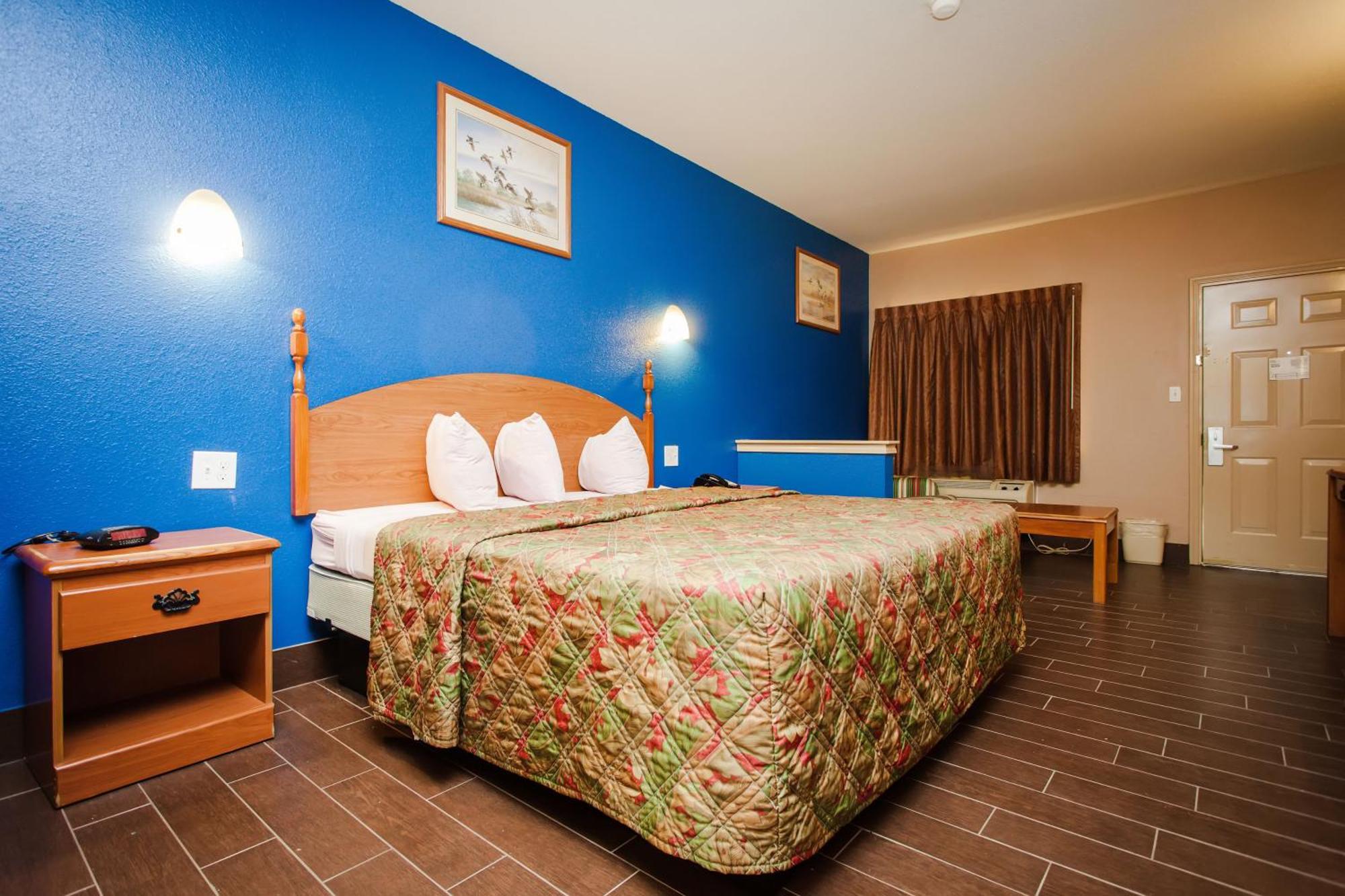Scottish Inn & Suites Hankamer Bilik gambar