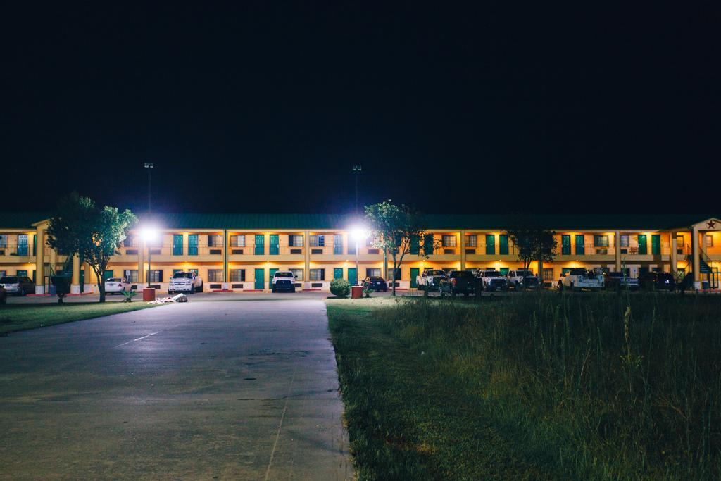Scottish Inn & Suites Hankamer Luaran gambar